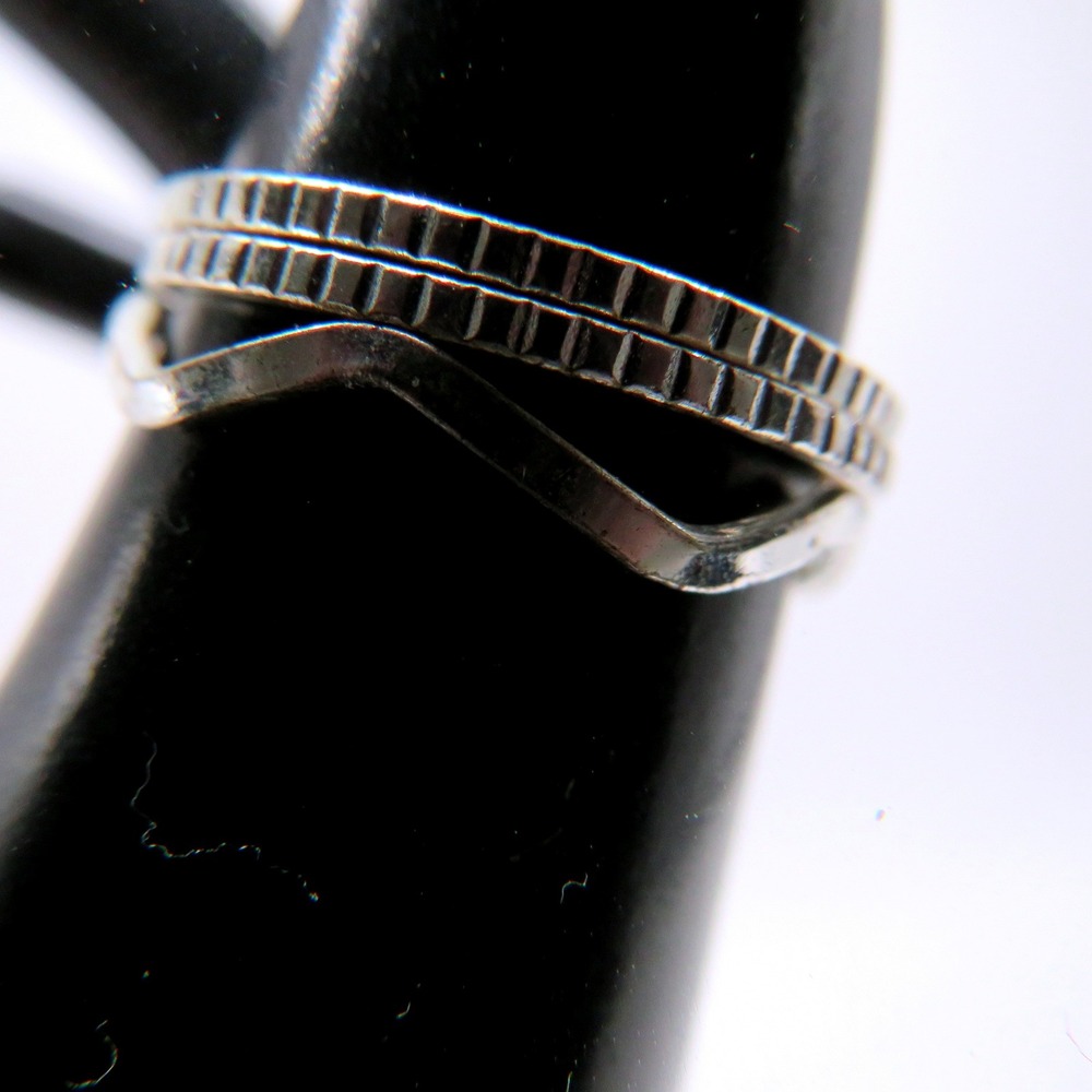 Silver Tone Stacking Ring Set Textured Bands and Chevron V Ring Size 7.5